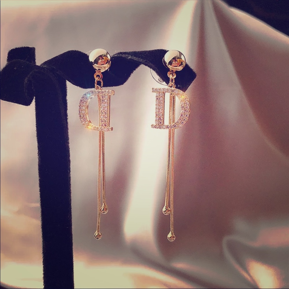 D style earring